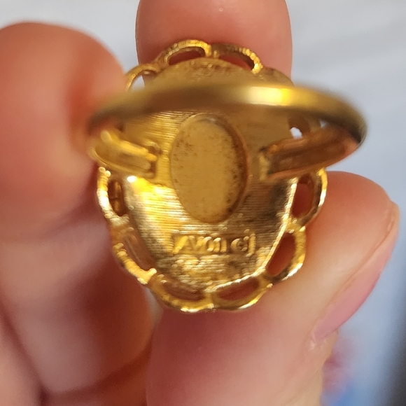Avon Gold Locket Ring - Picture 5 of 5